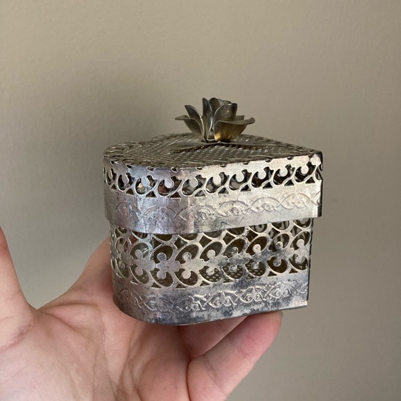 Jewelry Trinket Box Silver Tone, Heart Shaped, Rose, Floral’s , Filigree - Picture 3 of 6